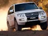 Dịch vụ thay kính chắn gió xe Mitsubishi Pajero tại nhà